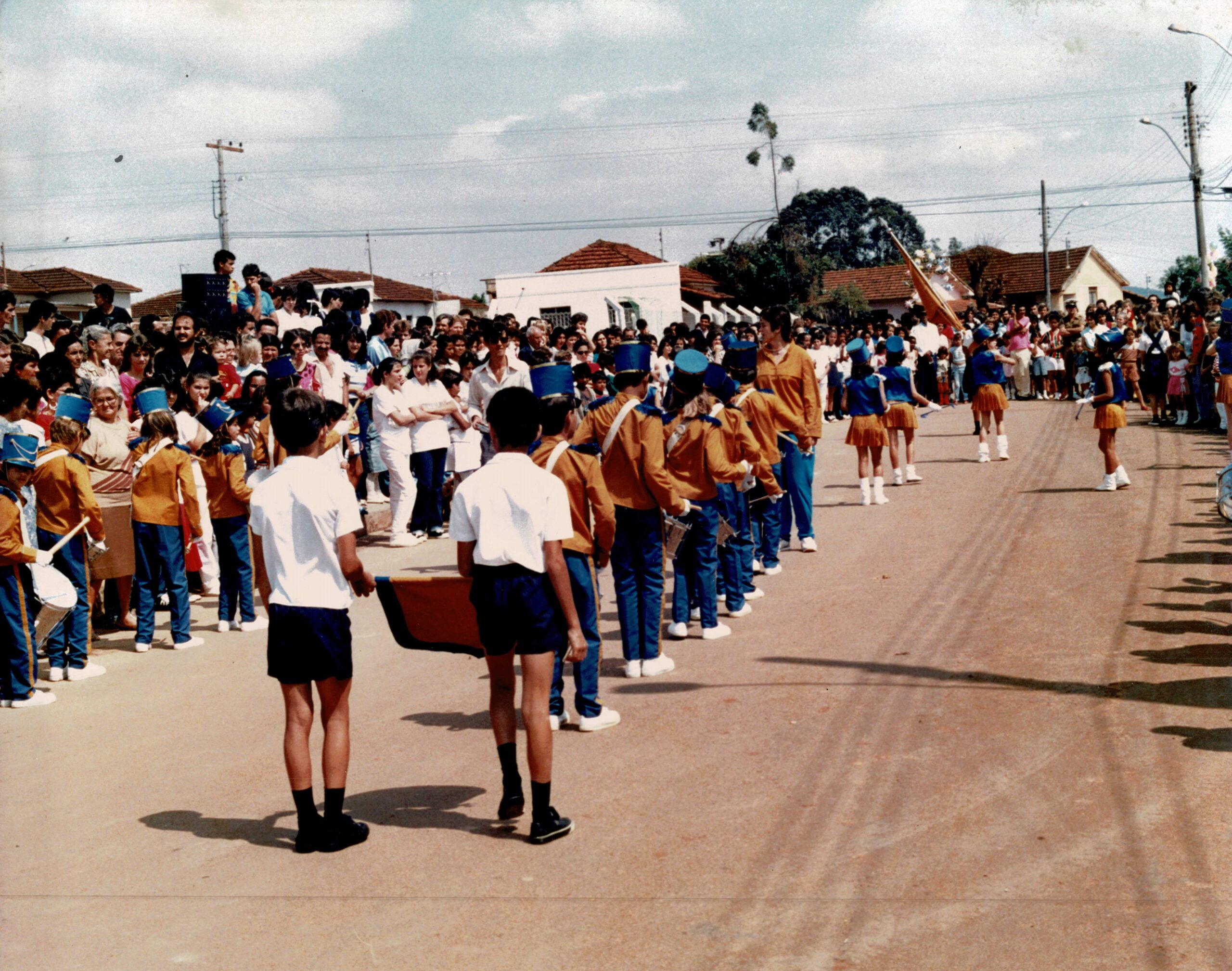 Desfile Cívico 07/09/1988 (Fonte: Biblioteca Municipal)