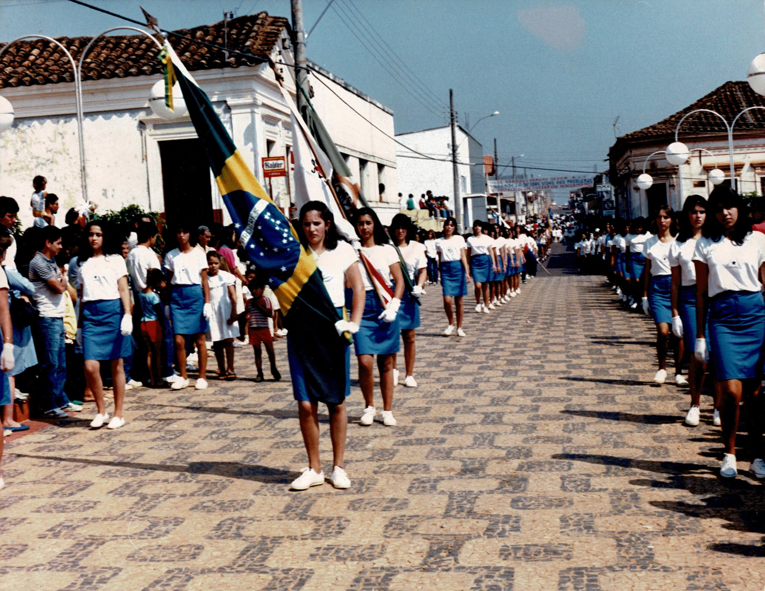 Desfile Cívico 07/09/1988 (Fonte: Biblioteca Municipal)
