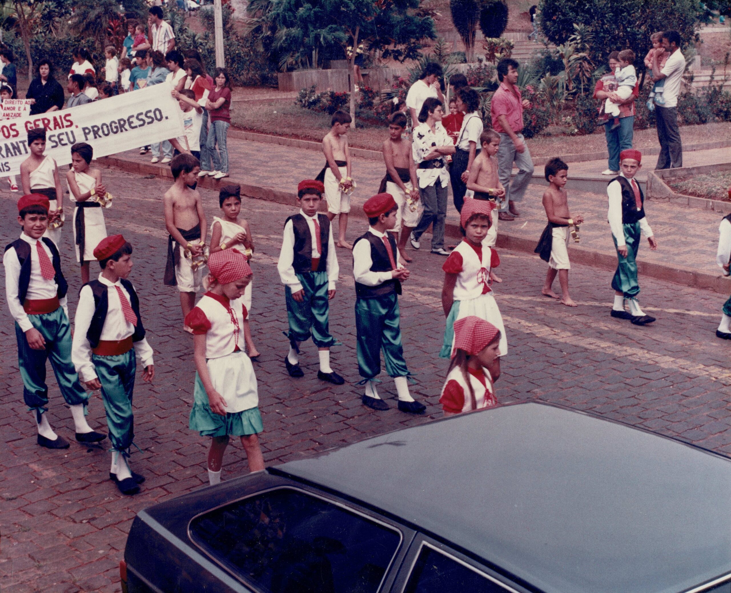 Desfile Cívico 07/09/1988 (Fonte: Biblioteca Municipal)
